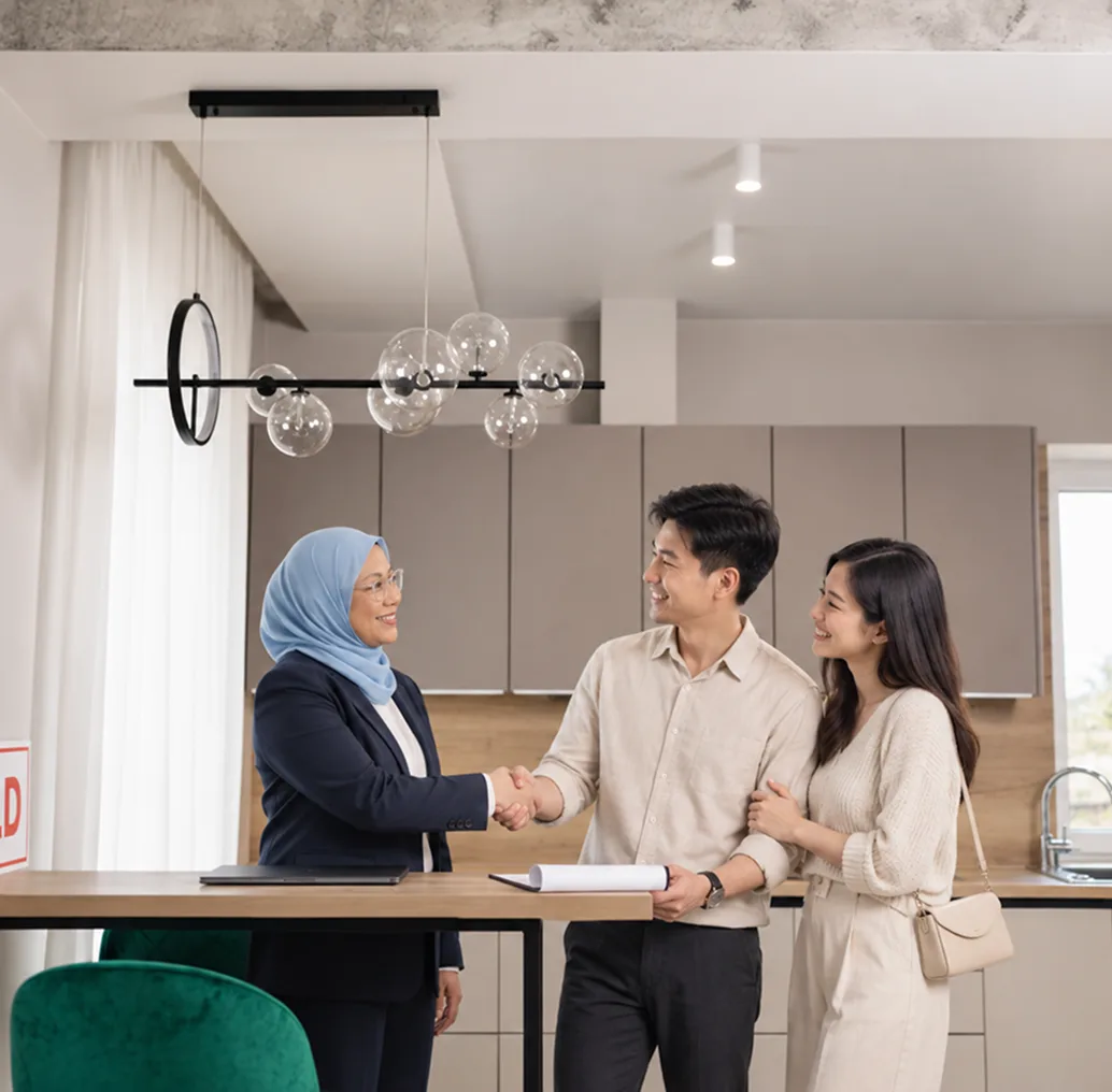 Aalia MM2H consultant meeting a couple in the office